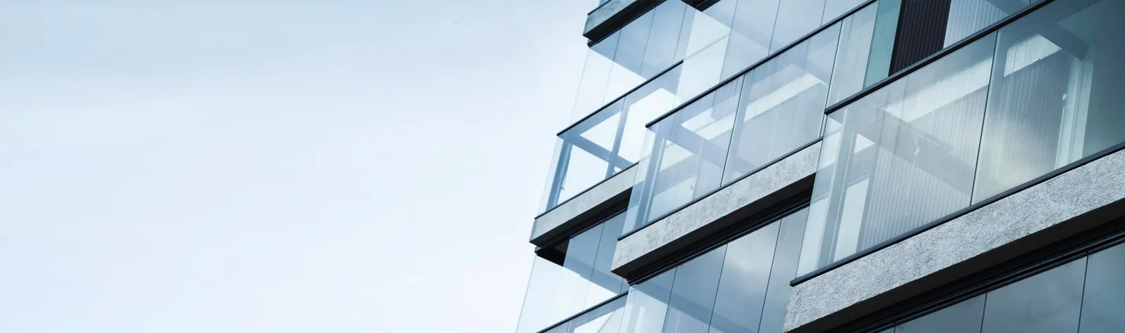 Fachada de edificio con balcones cerrados en cristal