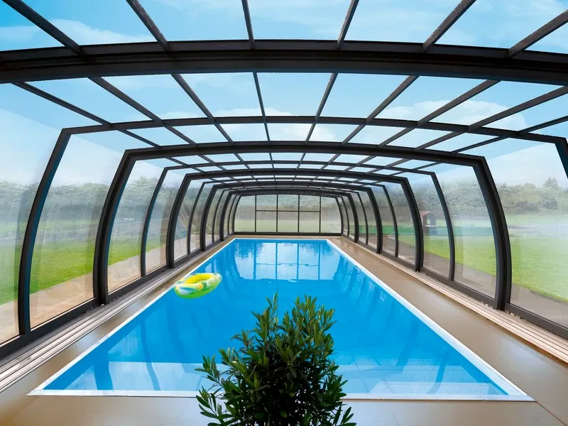 Piscina vista desde el interior de una cubierta deslizante